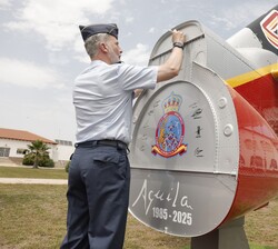 Click para ampliar Su Majestad el Rey firma durante inauguración del monumento conmemorativo del 40º aniversario de la Patrulla Águila
